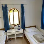Idyllisches Haus An Weingaerten 30 M Von Kiesstrand 펜션 *