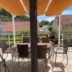 Idyllisches Haus An Weingaerten 30 M Von Kiesstrand 펜션