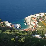 Idyllisches Haus An Weingaerten 30 M Von Kiesstrand *