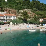 Idyllisches Haus An Weingaerten 30 M Von Kiesstrand 펜션 Podobuče