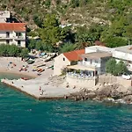 Idyllisches Haus An Weingaerten 30 M Von Kiesstrand 펜션 Podobuče