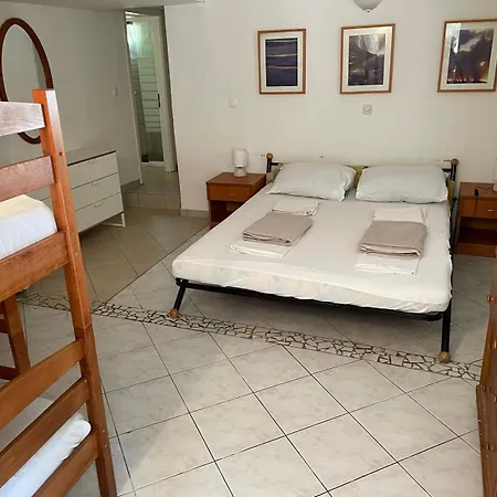 Idyllisches Haus An Weingaerten 30 M Von Kiesstrand بيت للعطل Podobuče