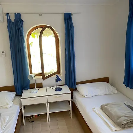 Idyllisches Haus An Weingaerten 30 M Von Kiesstrand بيت للعطل *