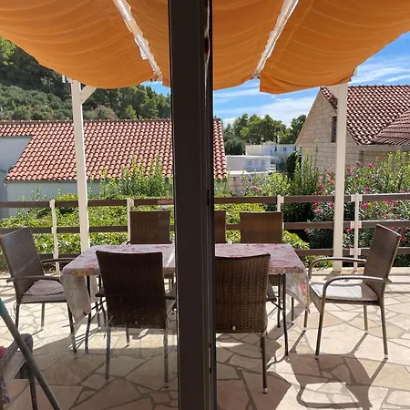 Idyllisches Haus An Weingaerten 30 M Von Kiesstrand بيت للعطل