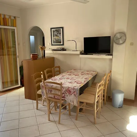 Idyllisches Haus An Weingaerten 30 M Von Kiesstrand بيت للعطل