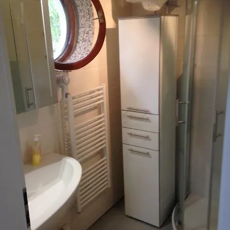 Idyllisches Haus An Weingaerten 30 M Von Kiesstrand بيت للعطل *