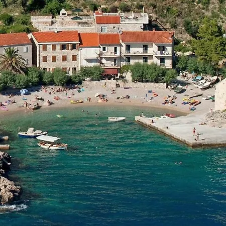 Idyllisches Haus An Weingaerten 30 M Von Kiesstrand بيت للعطل *